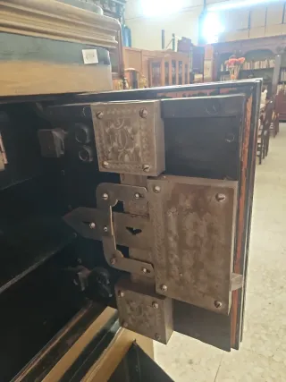 Caja Fuerte Antigua Negra y Dorada