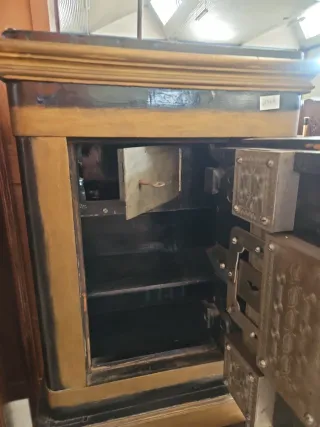 Caja Fuerte Antigua Negra y Dorada