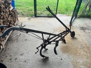 Arado/Sachadora antigua de labranza