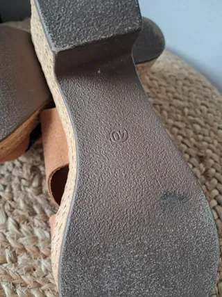Sandalias cuña ante marrón camel