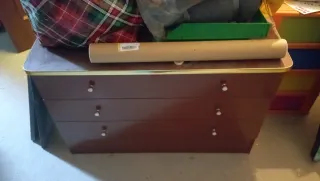 Cómoda de madera con cajones