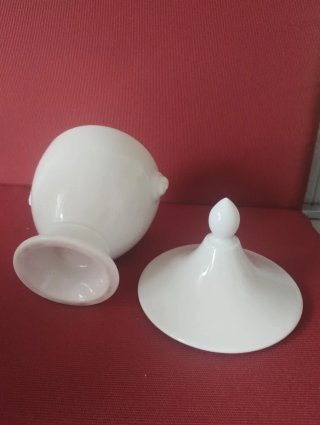 Potiche bianca con decorazioni