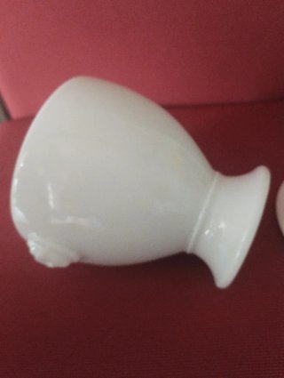 Potiche bianca con decorazioni