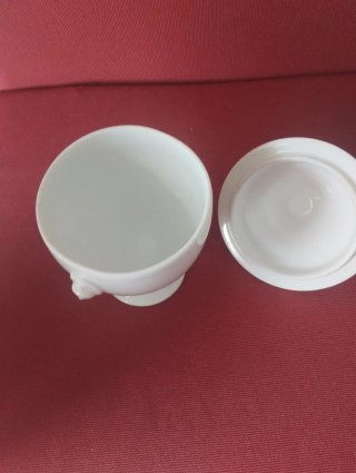 Potiche bianca con decorazioni