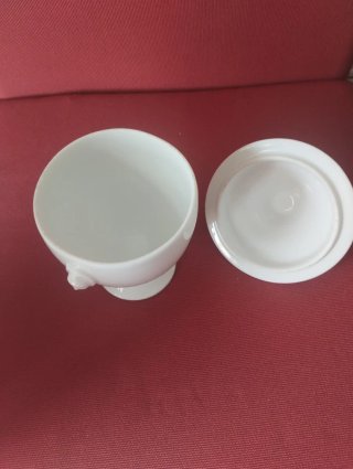 Potiche bianca con decorazioni