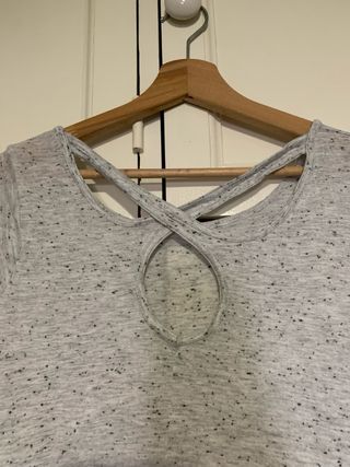 Camiseta gris jaspeada con espalda cruzada