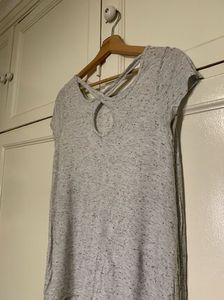Camiseta gris jaspeada con espalda cruzada