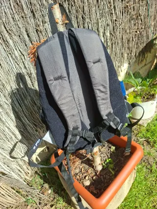 Mochila montaña mediana gris y negra
