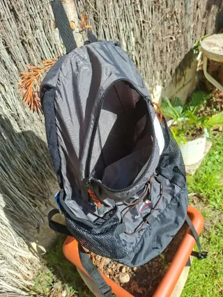 Mochila montaña mediana gris y negra