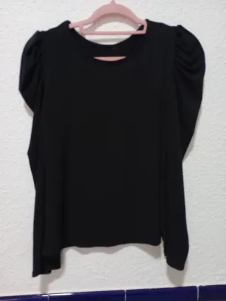 Jersey negro con mangas abullonadas
