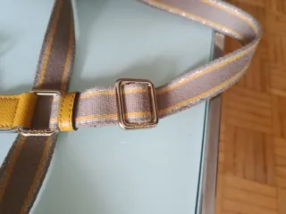 Bandolera Guess dorada con un uso
