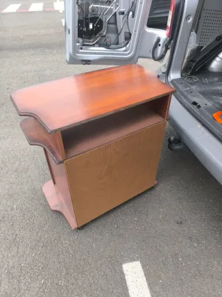 Mueble TV madera con puertas y detalles