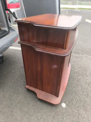 Mueble TV madera con puertas y detalles
