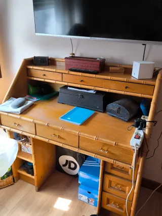 Escritorio de madera y bambú
