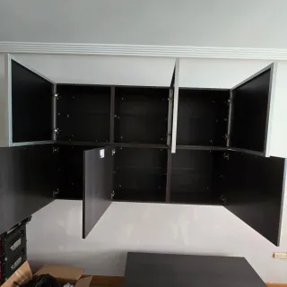 Mueble de salón negro y marrón