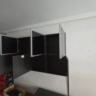 Mueble de salón negro y marrón