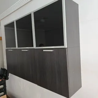 Mueble de salón negro y marrón