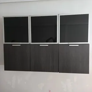 Mueble de salón negro y marrón