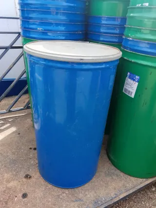 Bidones metálicos verdes y azules