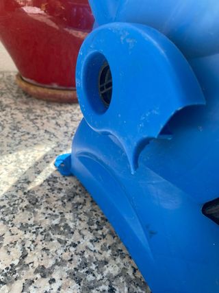 Carrete y manguera de riego azul