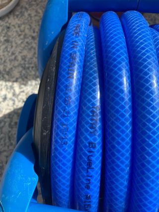 Carrete y manguera de riego azul