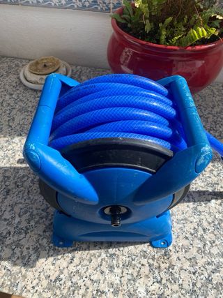 Carrete y manguera de riego azul