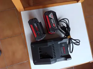 CARGADOR BOSCH Y DOS BATERÍAS BOSCH 18V 4,0 AH