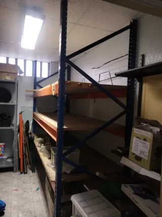 Estantería metálica y madera