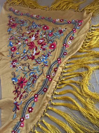 Mantoncillo amarillo bordado con flecos