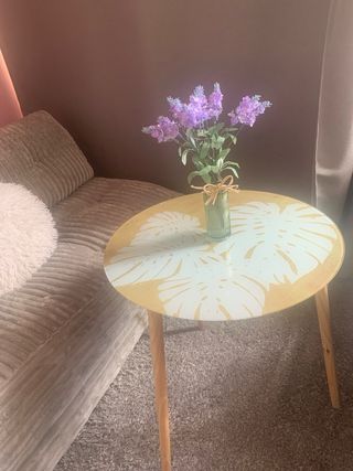 Sofá cama terciopelo gris y mesa auxiliar