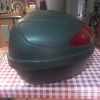 Baúl trasero moto negro