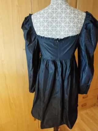 Vestido negro Zara escote bordado talla M