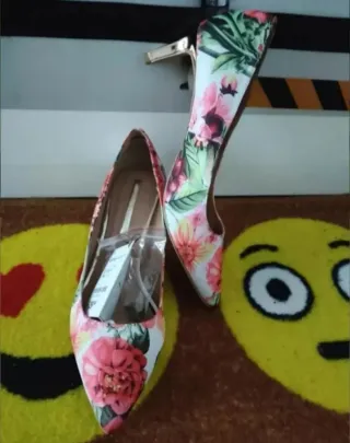 Zapatos de tacón con estampado floral talla 38
