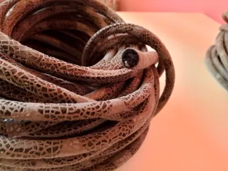 Cordón forrado de piel