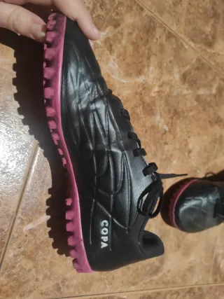 Botas de fútbol multi tacos Adidas negras y rosas