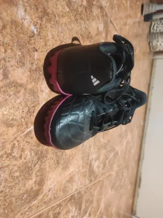 Botas de fútbol multi tacos Adidas negras y rosas