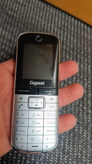 5 cellulari e 1 telefono fisso vintage
