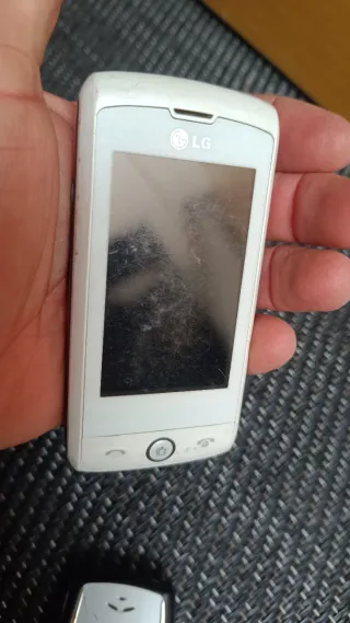 5 cellulari e 1 telefono fisso vintage