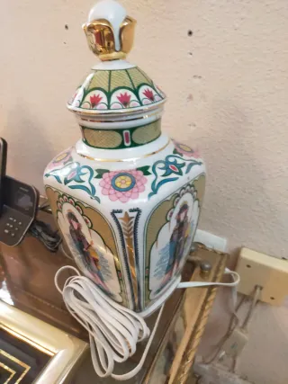 Jarrones de porcelana blanco y dorado