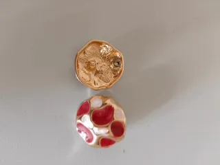 Orecchini bottone smaltati oro e corallo