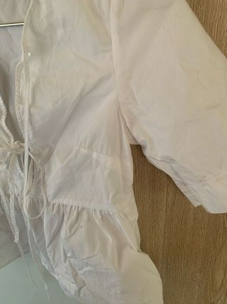 Camisa blanca con lazada