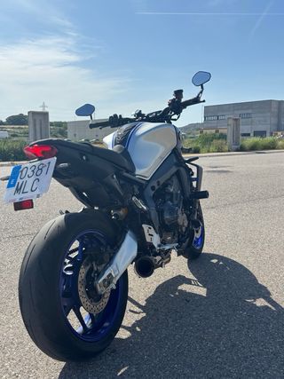 Yamaha MT-09 SP A2 Negra y Dorada
