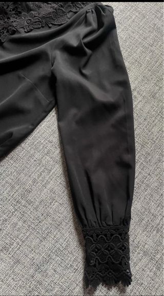 Elegante blusa negra con encaje