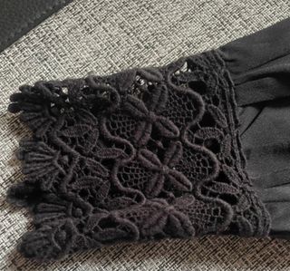 Elegante blusa negra con encaje
