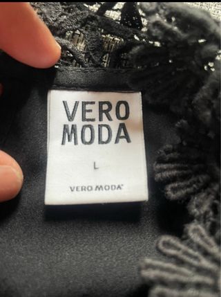 Elegante blusa negra con encaje