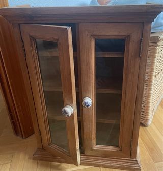 Armario madera 3 estantes con puertas de cristal.
