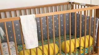 Cuna de madera pino plegable.
