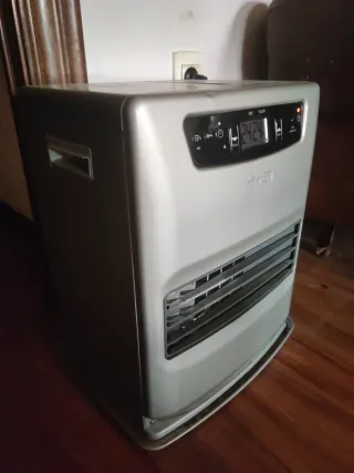 Estufa de parafina plata y negra