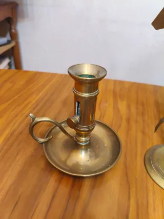 Conjunto de candelabros de metal