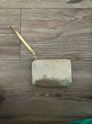 Bolso de mano dorado con correa